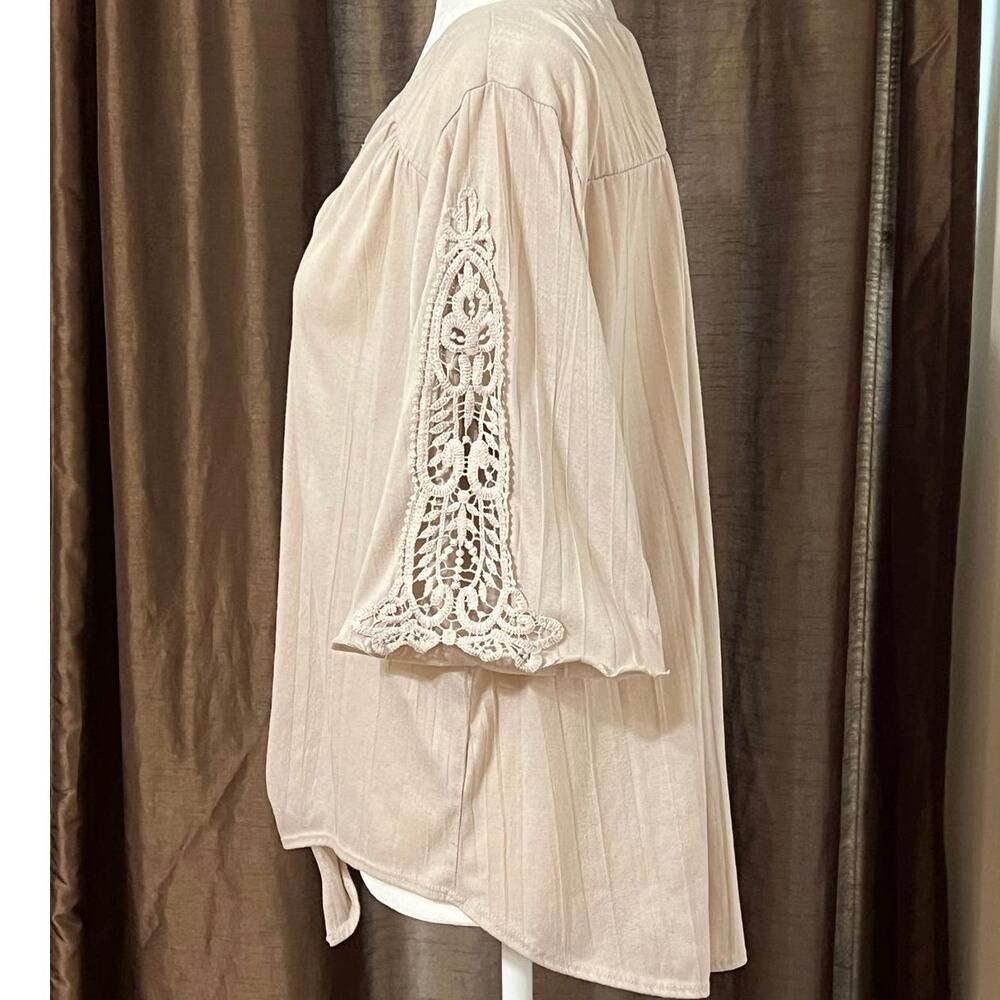 French Laundry size L tie front half sleeve crochet lace inserts split V neck